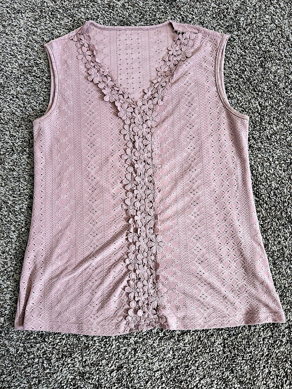 Floral Trim Eyelet Tank Top in Pink - Size Medium - Like New
